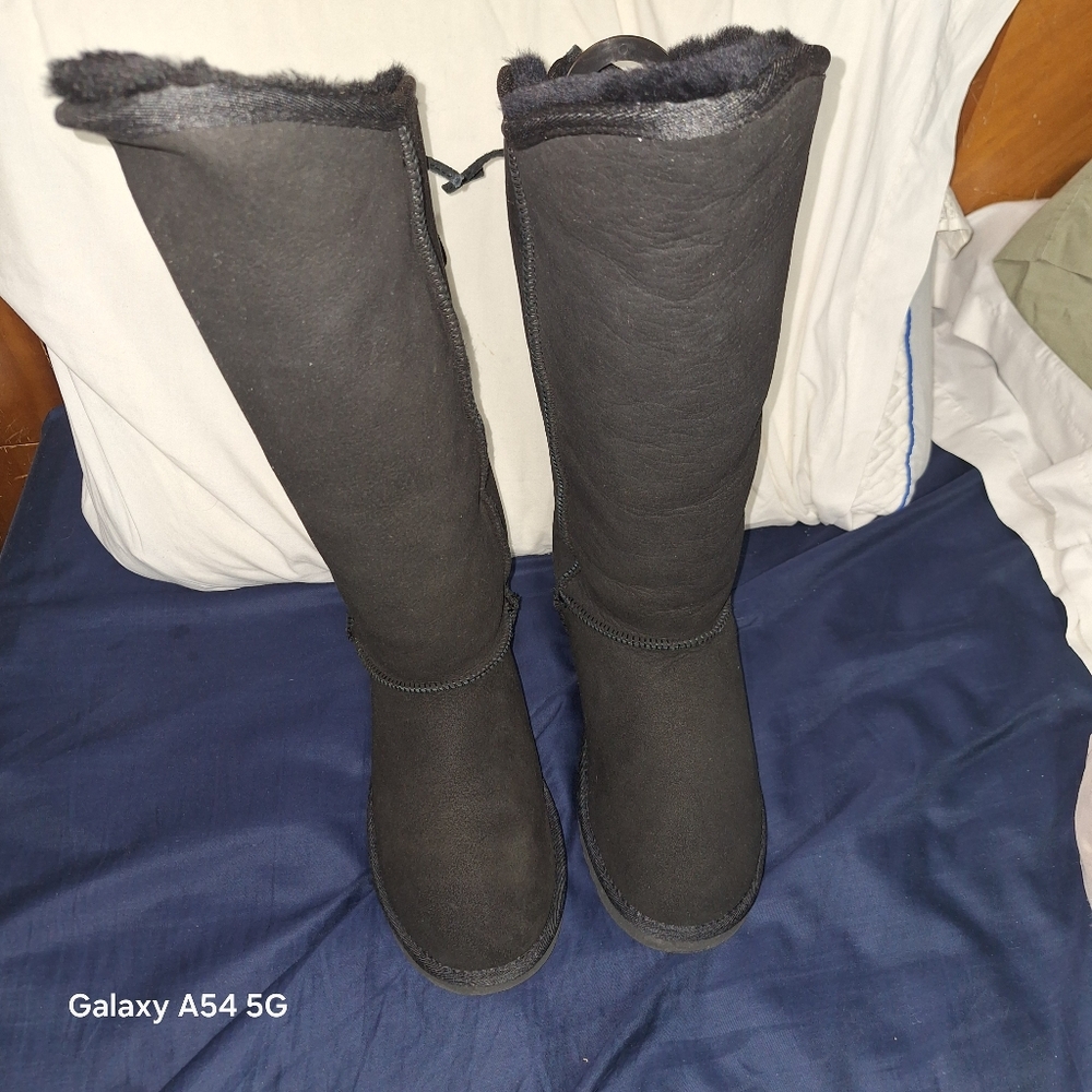 NEW Women's Australian Beach Feet sherpa lined suede boots. (UGG like)